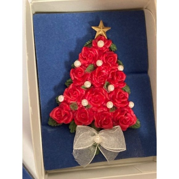 Vintage 2001 Avon Red Roses Christmas Tree Pin Brooch in Box - Picture 2 of 2